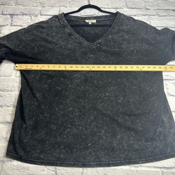 Umgee Charcoal V-Neck Top with Lace Trim Sleeves. Size 2X - Picture 4 of 10